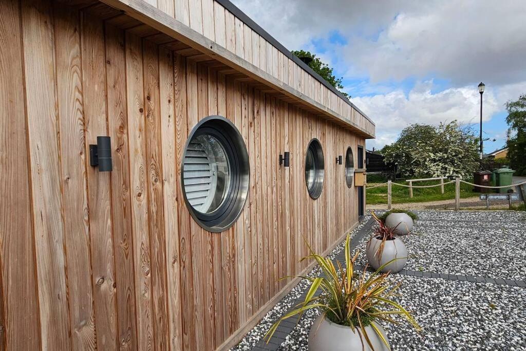 Humberston Boathouse Lodge & Hot Tub - Cleethorpes Beach Cabin Chalet 외부 사진